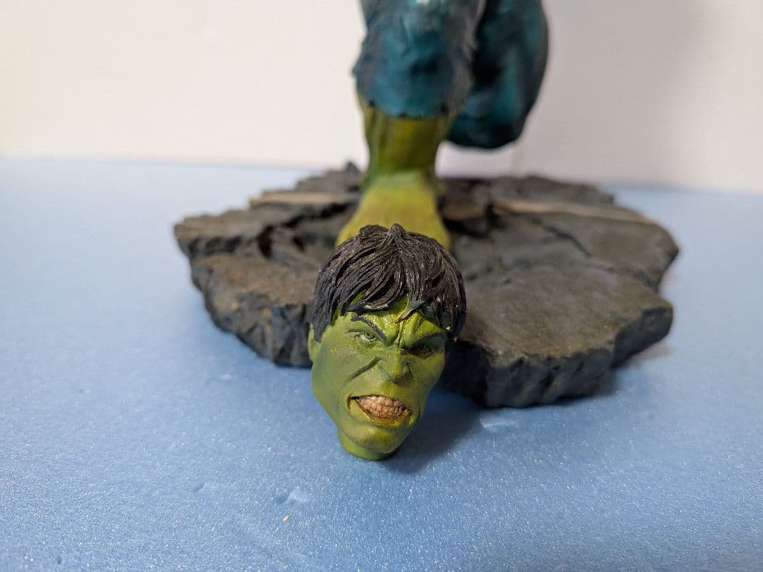 ハルク フィギュア 車持ち上げ