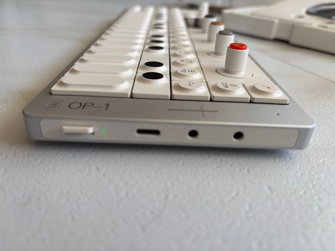 【超美品】Teenage Engineering OP-1 Field カバー付