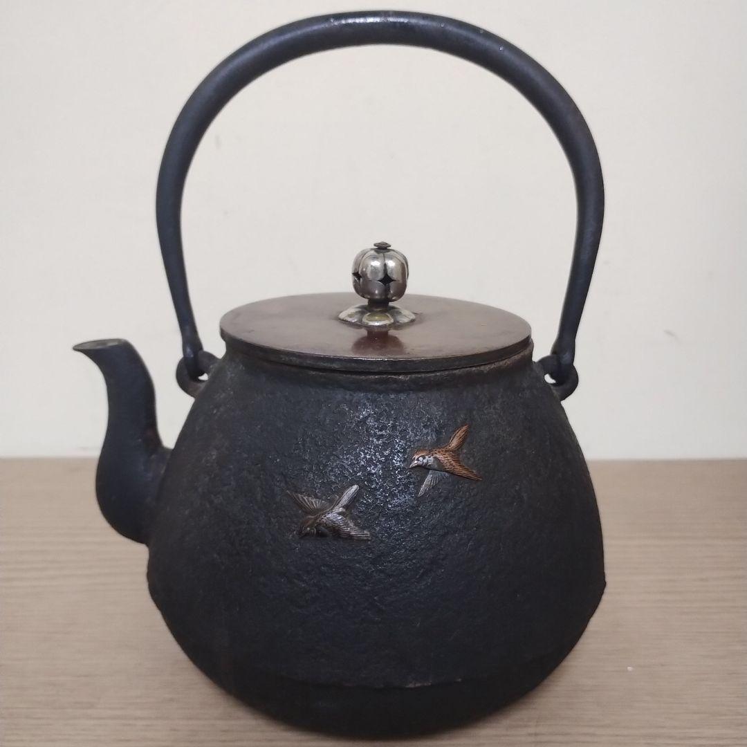 整*屋様 鋳鉄製 花鳥模様 鉄瓶 木箱付き