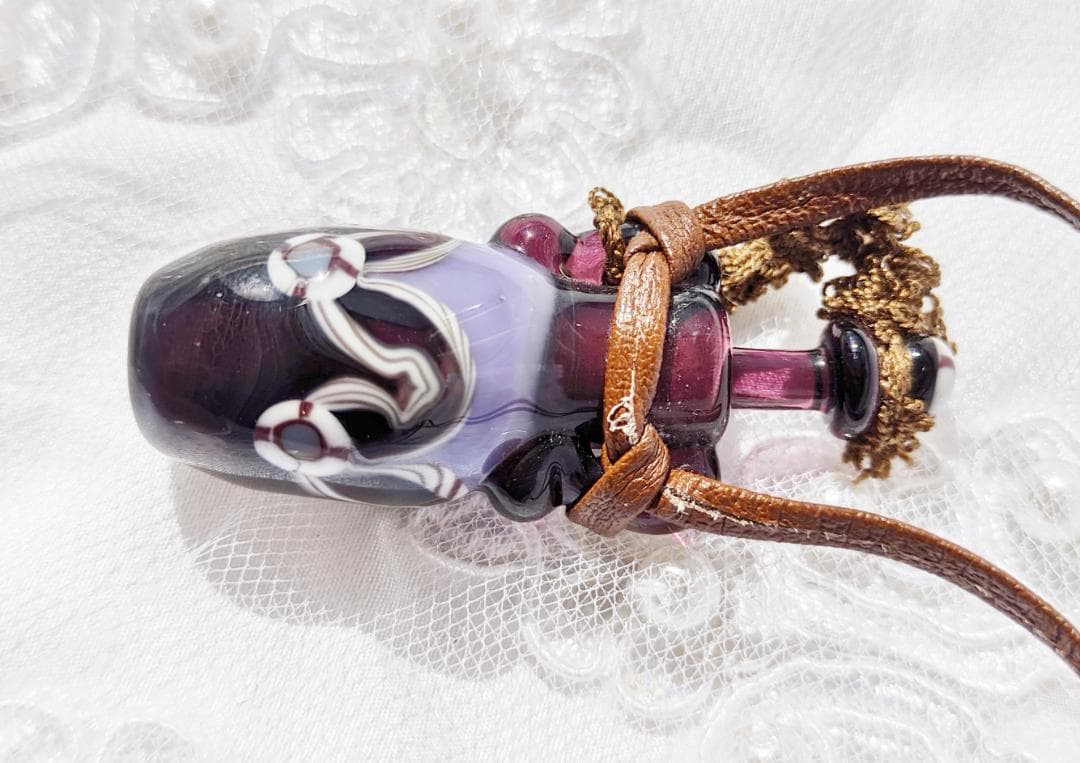 吉田正子トンボ玉（貳拾漆）　「瓶型」皮ひもネックレス　ガラス玉に込めた日本画