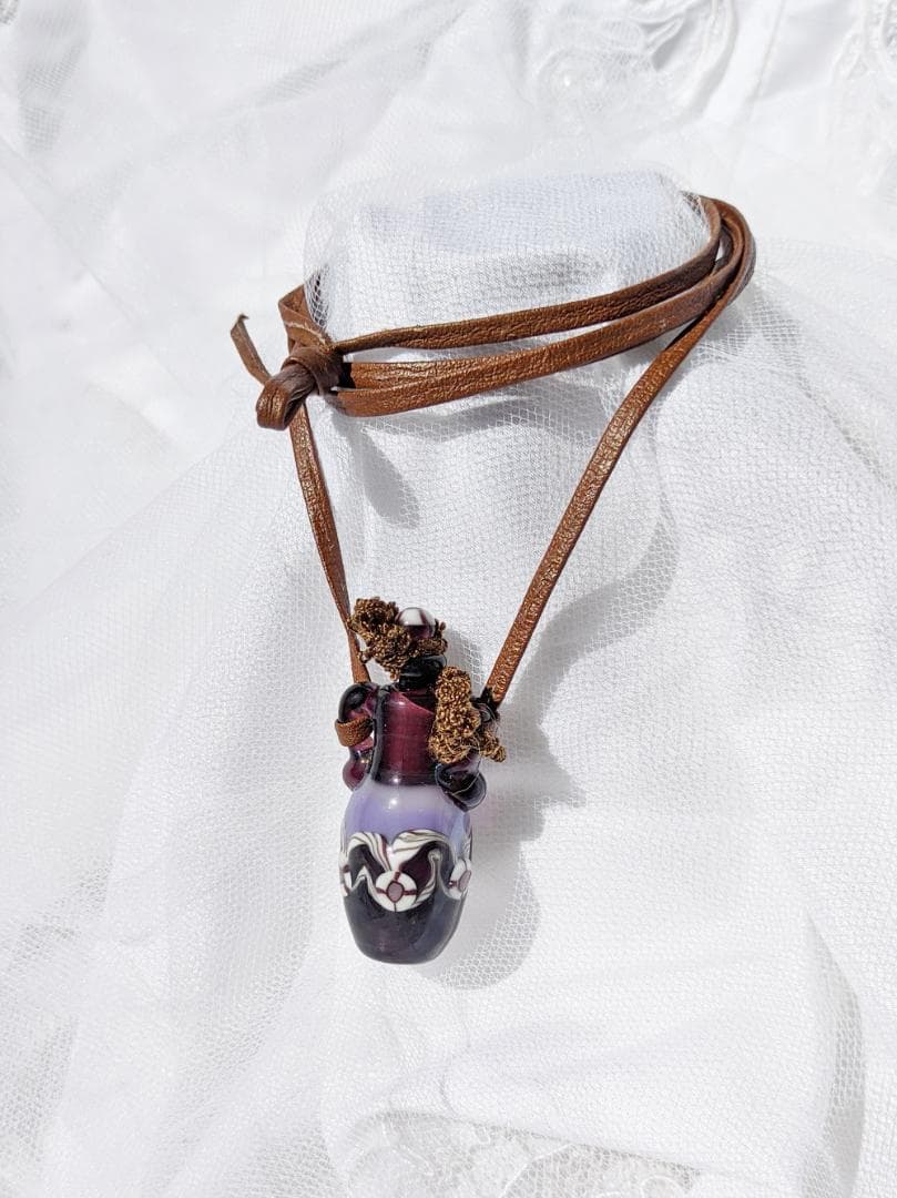 吉田正子トンボ玉（貳拾漆）　「瓶型」皮ひもネックレス　ガラス玉に込めた日本画