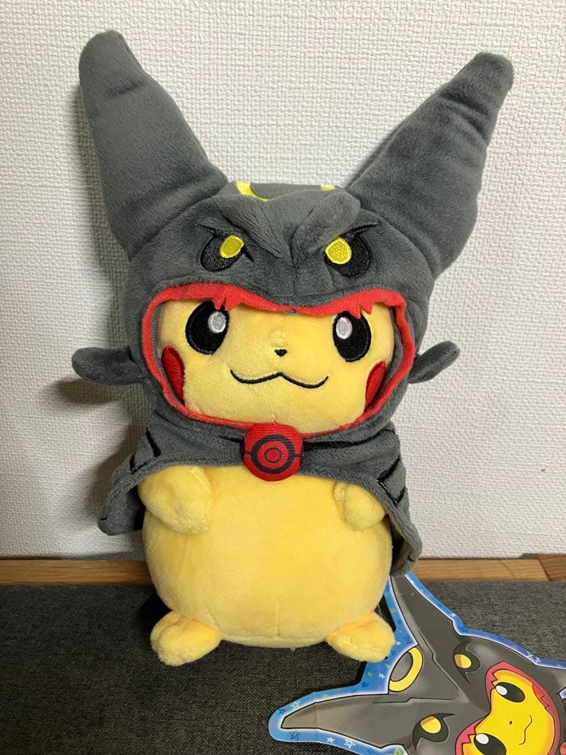 ポケモンセンター ぬいぐるみ 黒いレックウザポンチョを着たピカチュウ タグ付