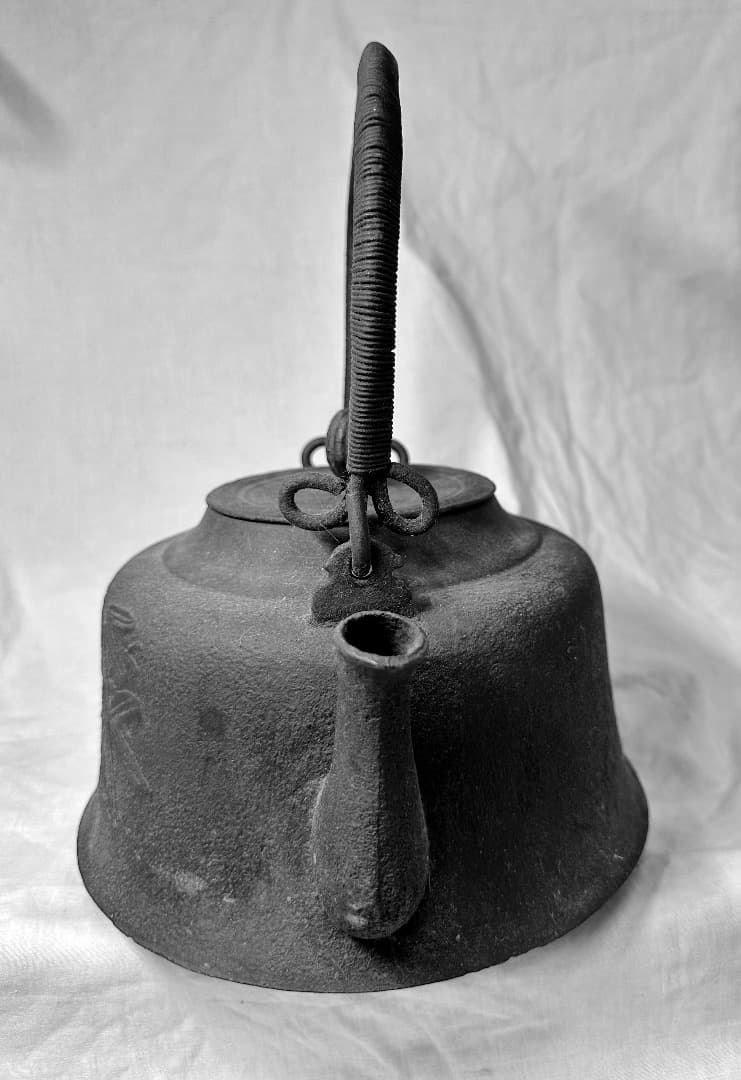 鋳鉄製 鉄瓶 刻印あり・竹と鳥柄