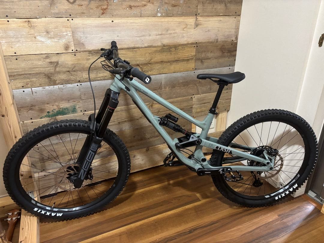 【新品同様】COMMENCAL CLASH RIDE 2025 パイライトグレー