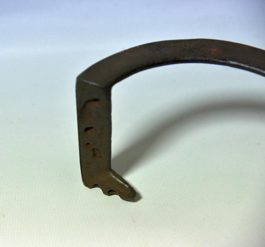 菊池正直造【極上品】　和鉄笹爪虫食い五徳（七寸）囲炉裏/共箱