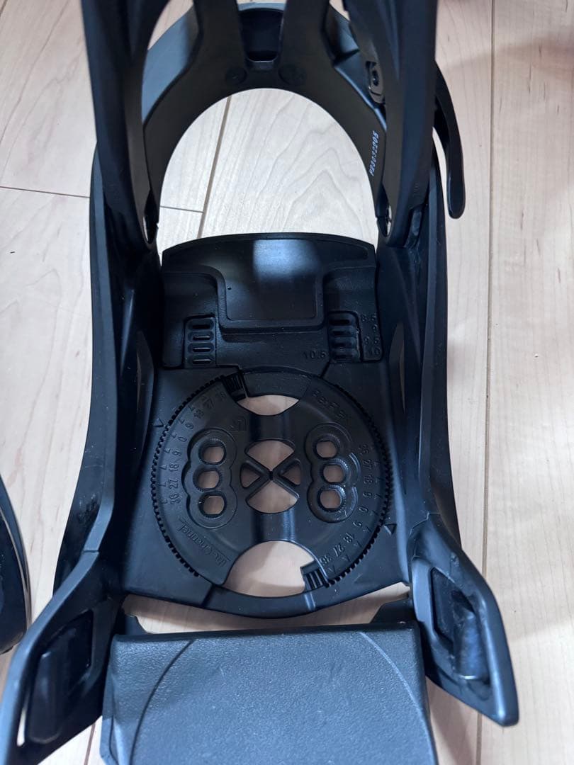 FLUXスノーボードビンディング ブラック