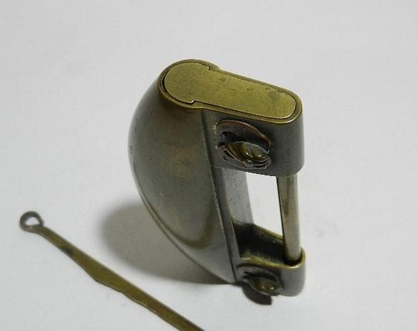 銅の蝙蝠（こうもり）飾りのある真鍮製骨董からくり錠前