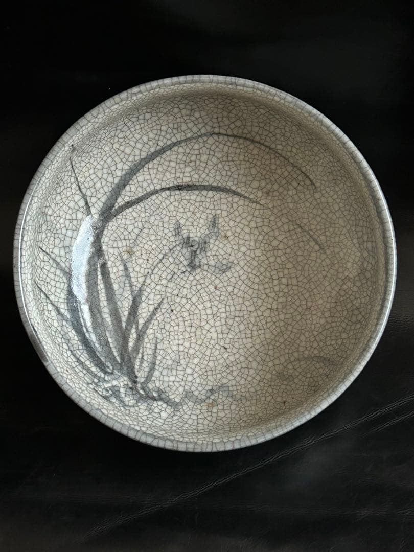 美しい古美術◾️蔵からステキな春蘭の描かれた雰囲気の良い陶器がでて来ました。