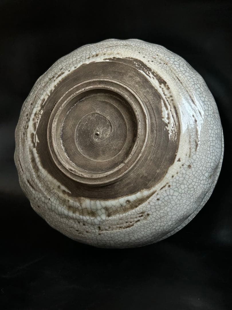 美しい古美術◾️蔵からステキな春蘭の描かれた雰囲気の良い陶器がでて来ました。