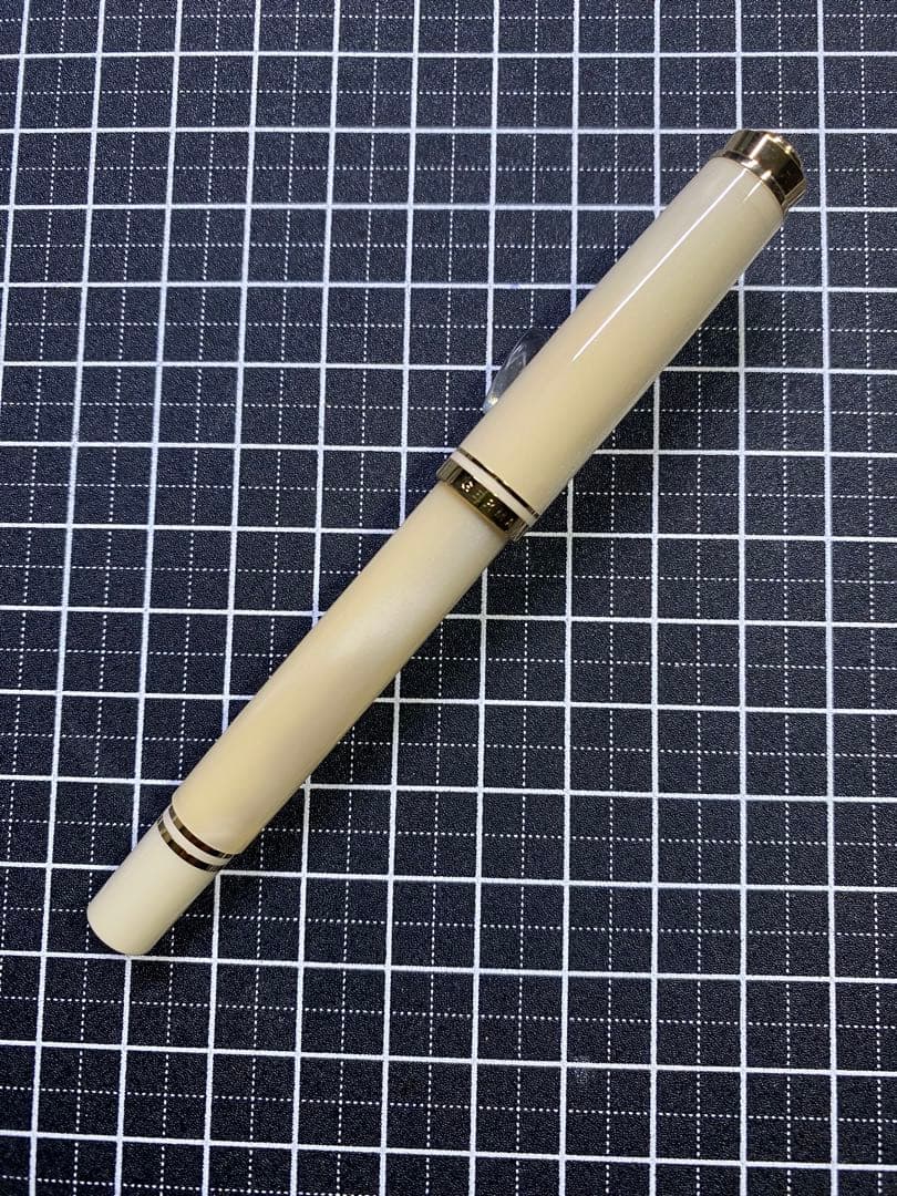 Pelikan Souveran M320 Pearl White 字幅M