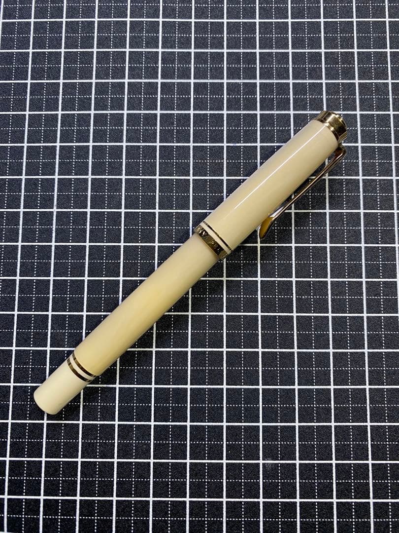Pelikan Souveran M320 Pearl White 字幅M