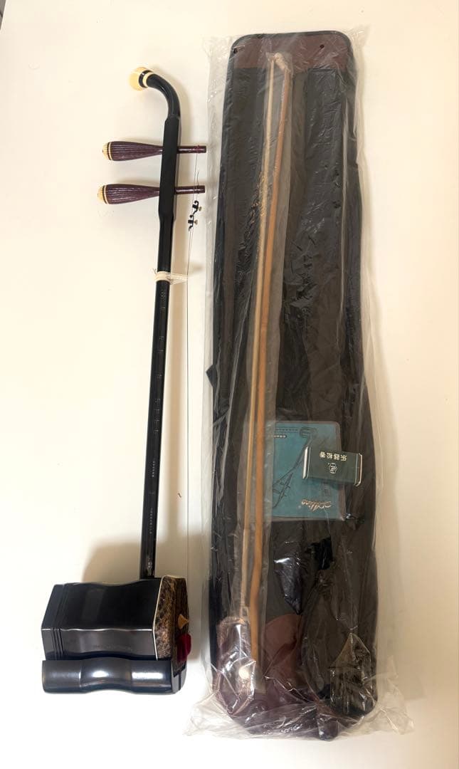 未使用 二胡 、木製 、蛇皮 、弓、ソフトケース 、松脂、予備弦付き。