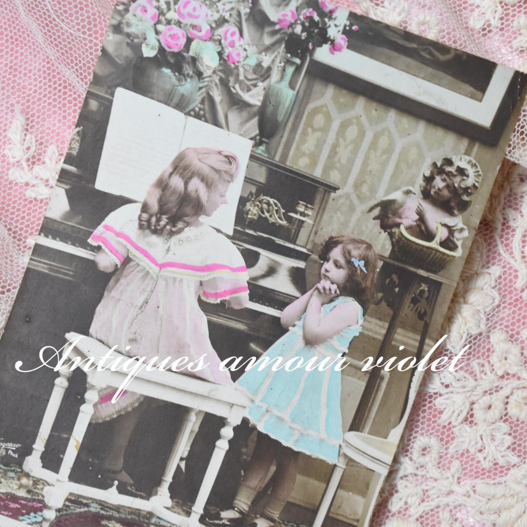 *アンティークポストカード　お歌のレッスンをする可愛い少女たち