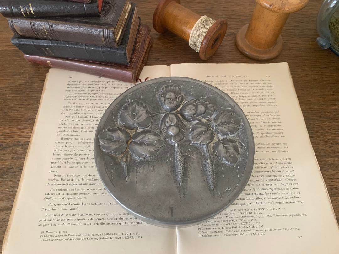 フランスアンティーク　ピューター　小物入れ　エンボス加工　蚤の市　ブロカント