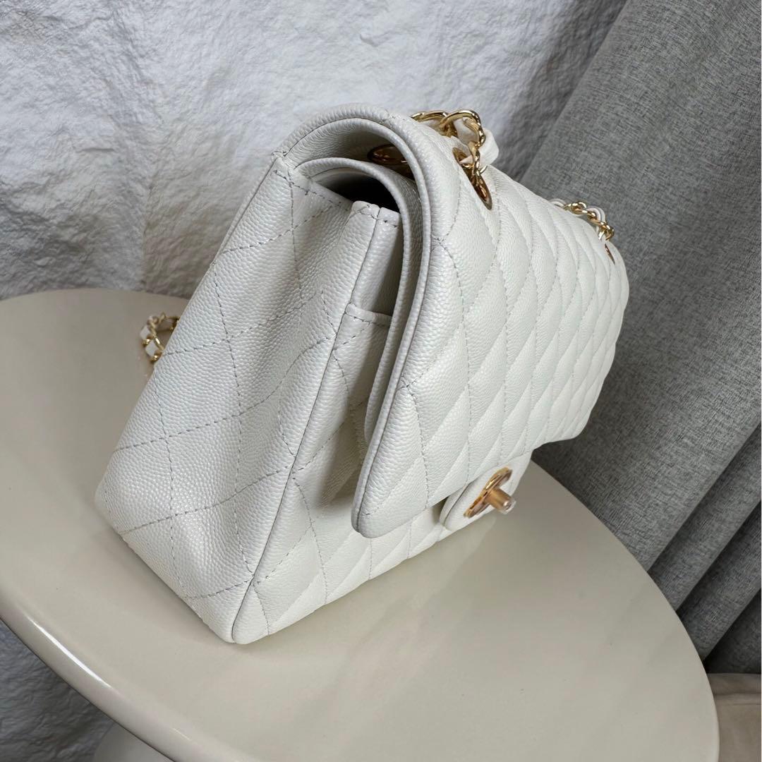 ホワイトのキルティングレザー製、ゴールドチェーン付き ショルダーバッグです