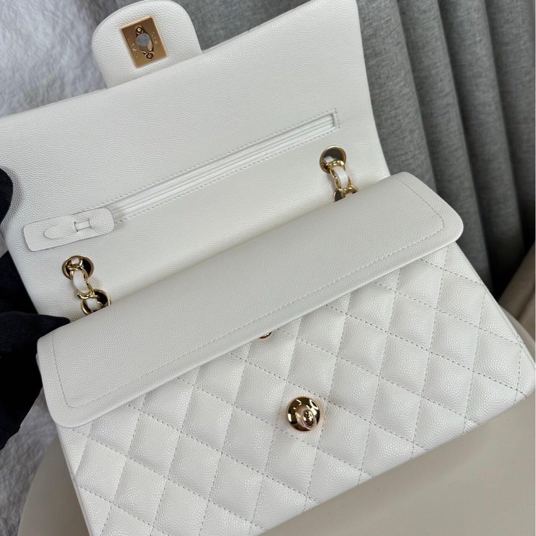 ホワイトのキルティングレザー製、ゴールドチェーン付き ショルダーバッグです
