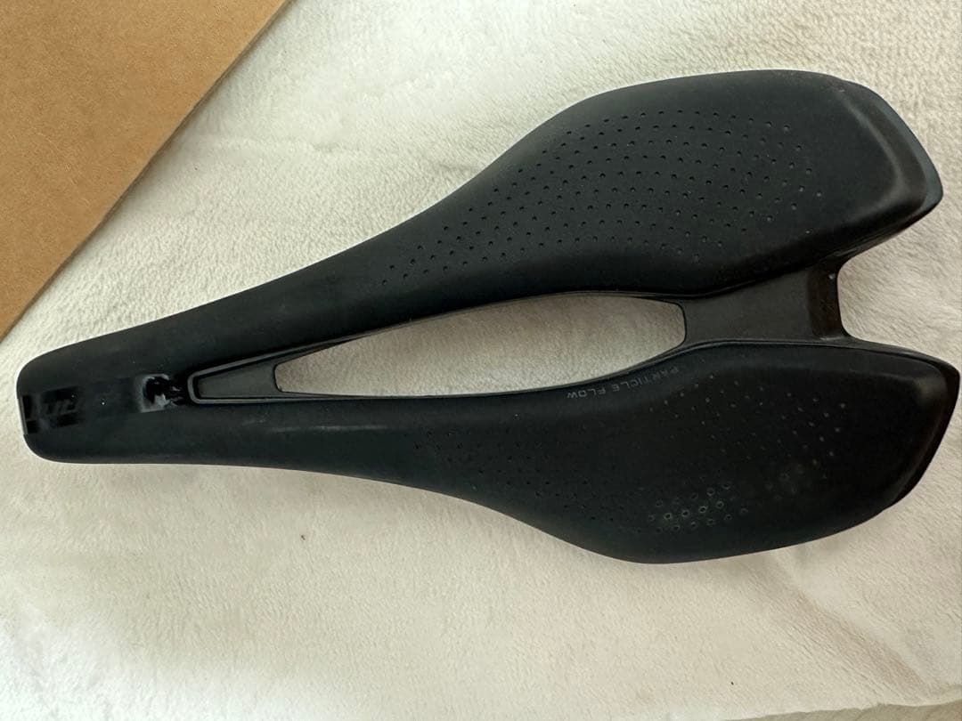 giant fleet slr カーボンサドル　新車取り外し