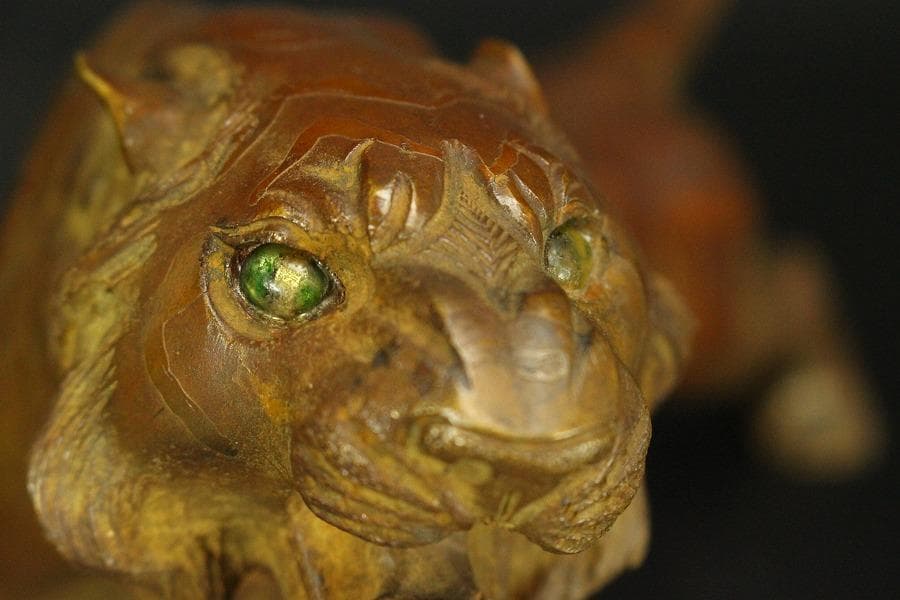 虎 置物 玉眼 銅製 躍動感(メ1339)
