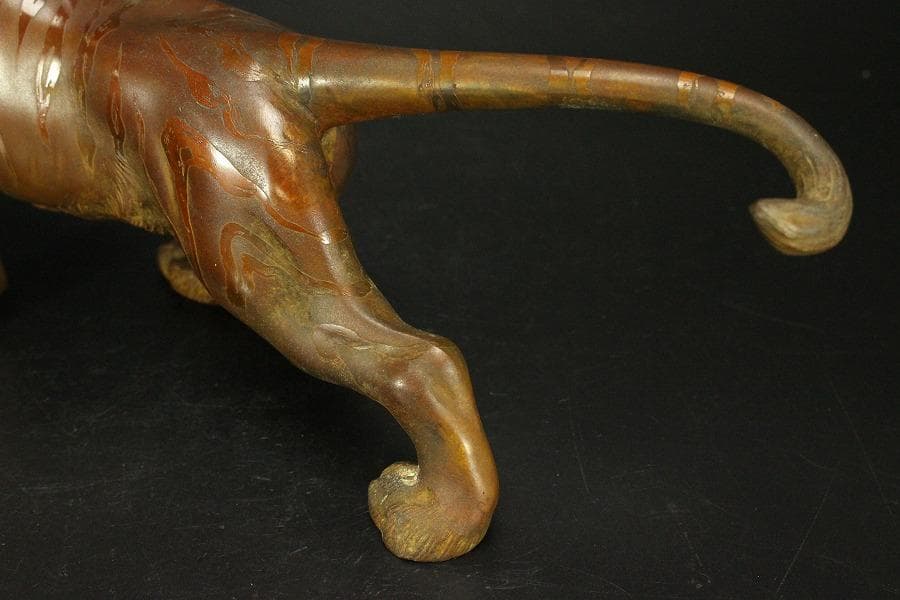 虎 置物 玉眼 銅製 躍動感(メ1339)