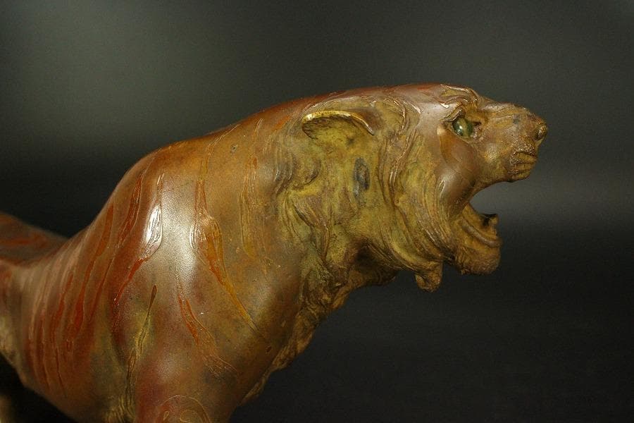 虎 置物 玉眼 銅製 躍動感(メ1339)