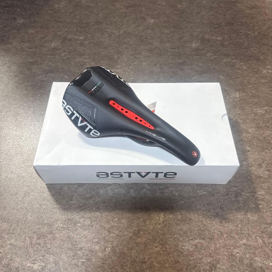 astvte サドル ブラック/レッド 箱付き