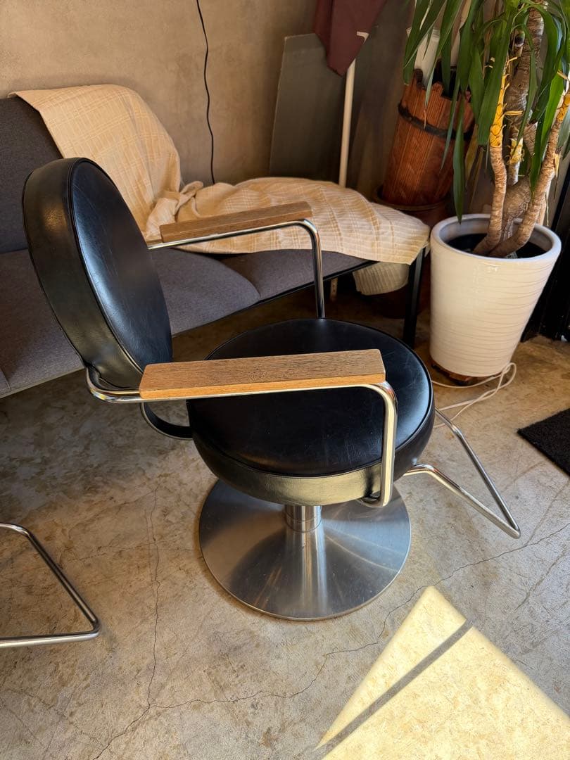 舞子。断捨離中　美容室 理容室 床屋 スタイリング カット セット チェア