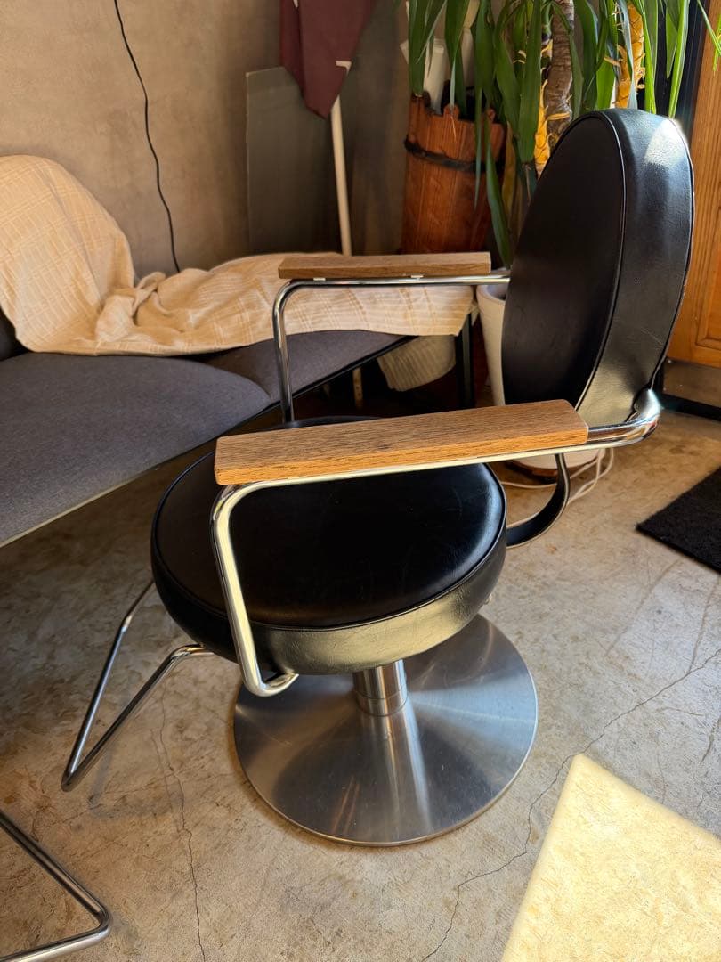 舞子。断捨離中　美容室 理容室 床屋 スタイリング カット セット チェア