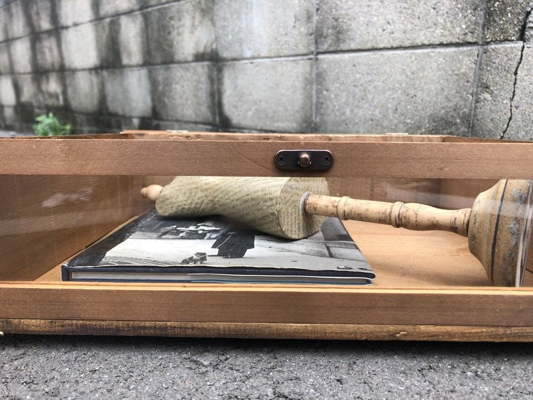 ショーケースとスタンドと猫の本