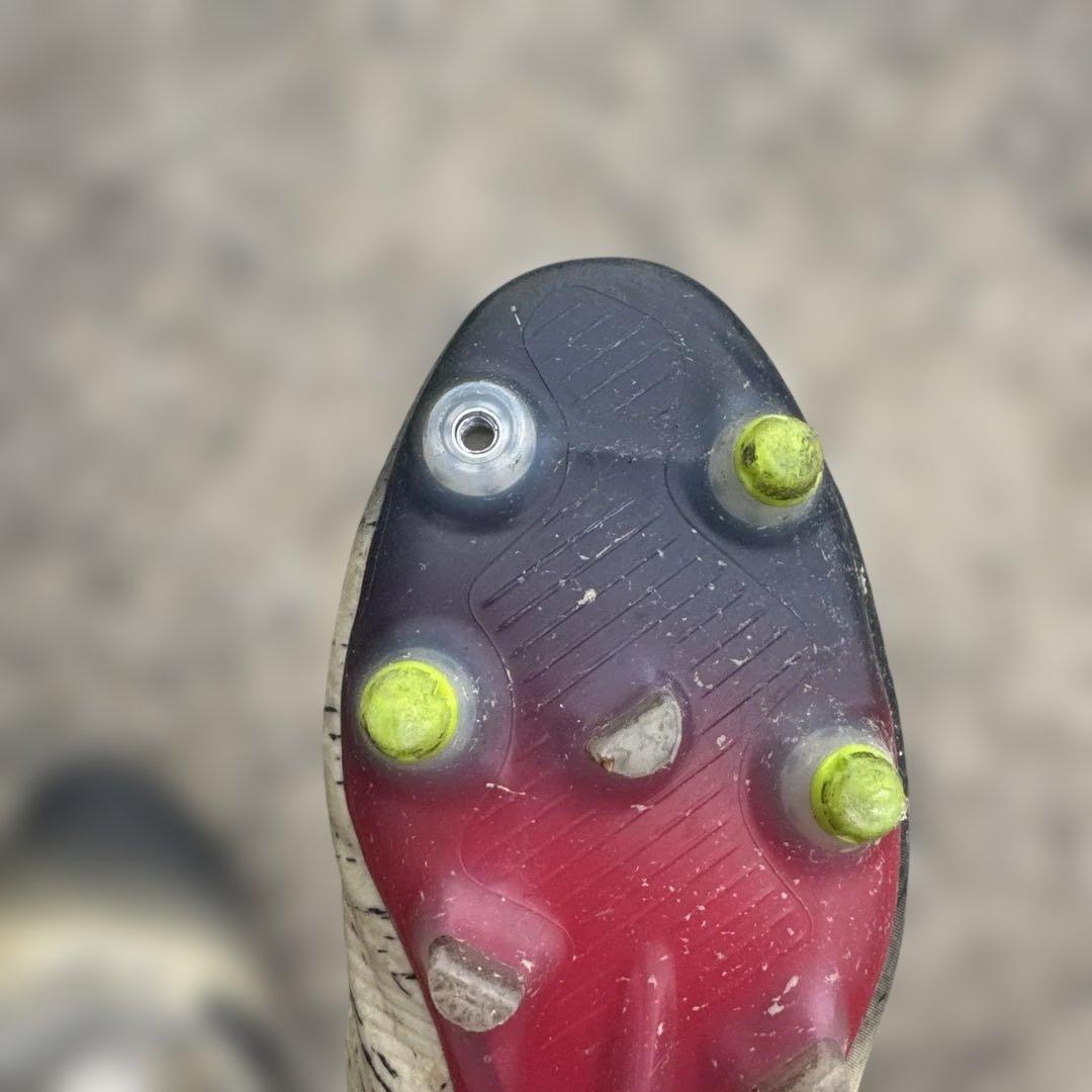 サッカースパイク ネメシス