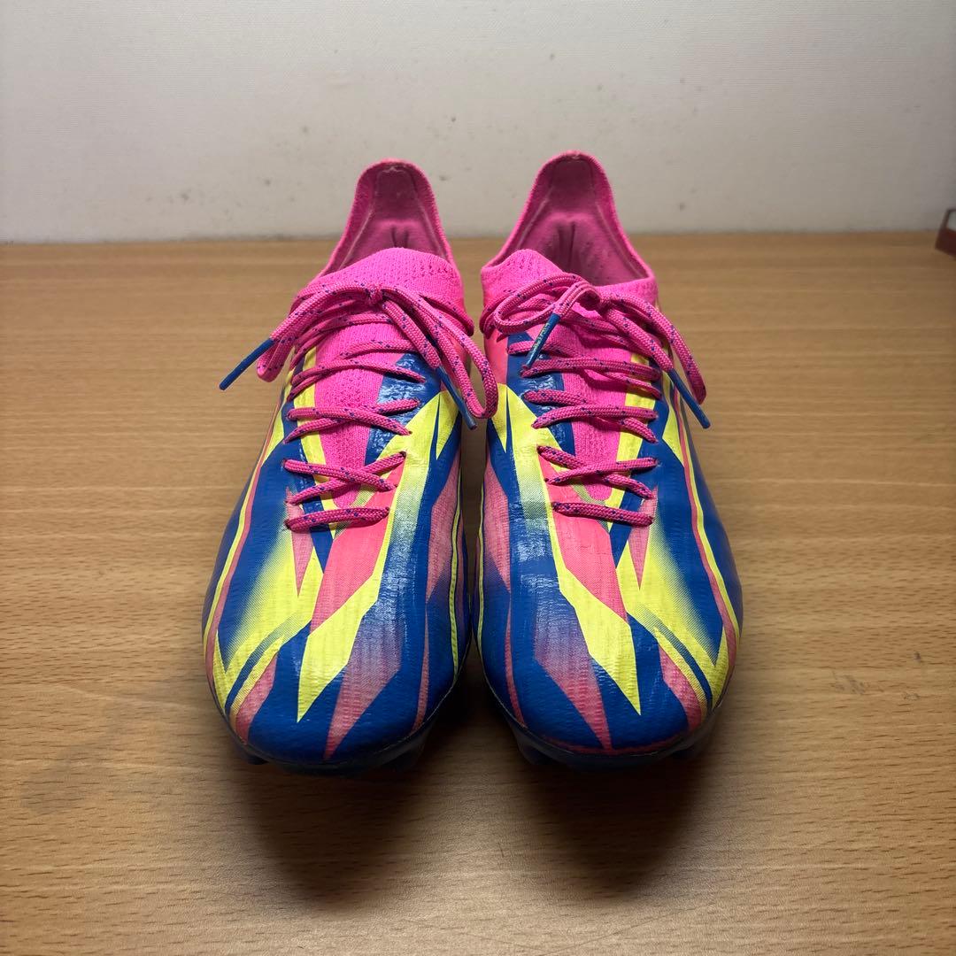 サッカーシューズ プーマウルトラピンク/青/黄 ストライプ