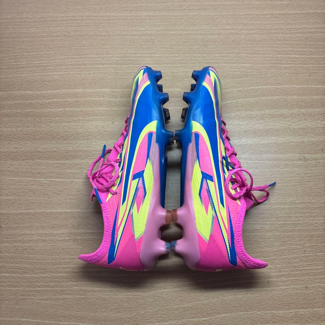 サッカーシューズ プーマウルトラピンク/青/黄 ストライプ