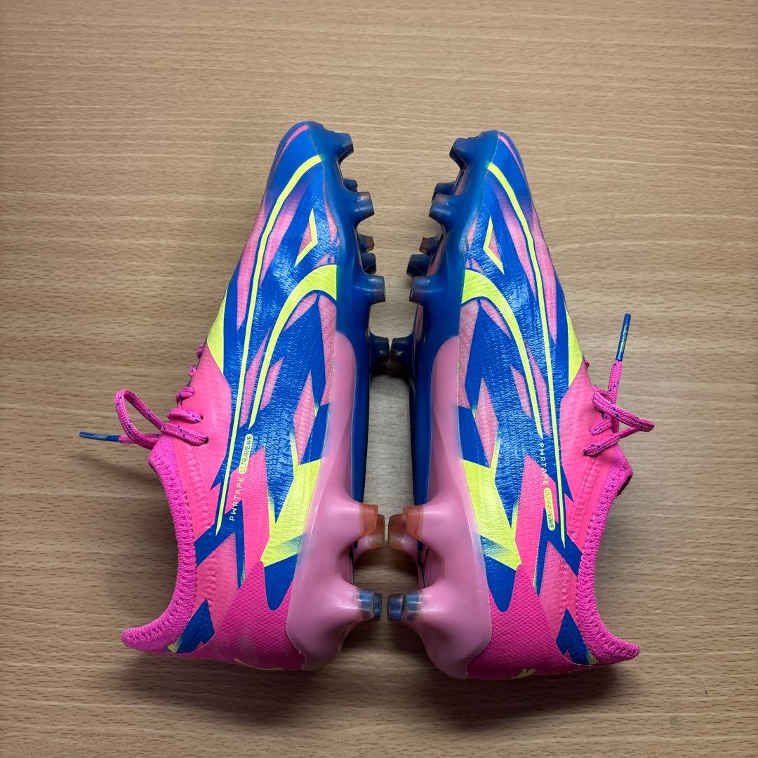 サッカーシューズ プーマウルトラピンク/青/黄 ストライプ