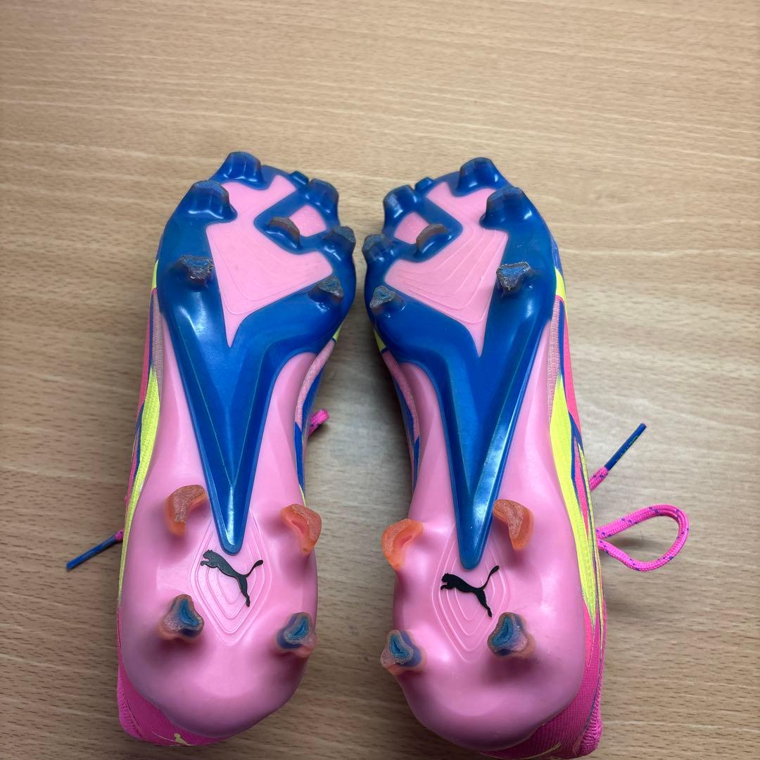 サッカーシューズ プーマウルトラピンク/青/黄 ストライプ
