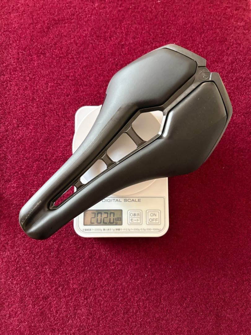 シマノプロ　ステルスカーブドサドル　142mm