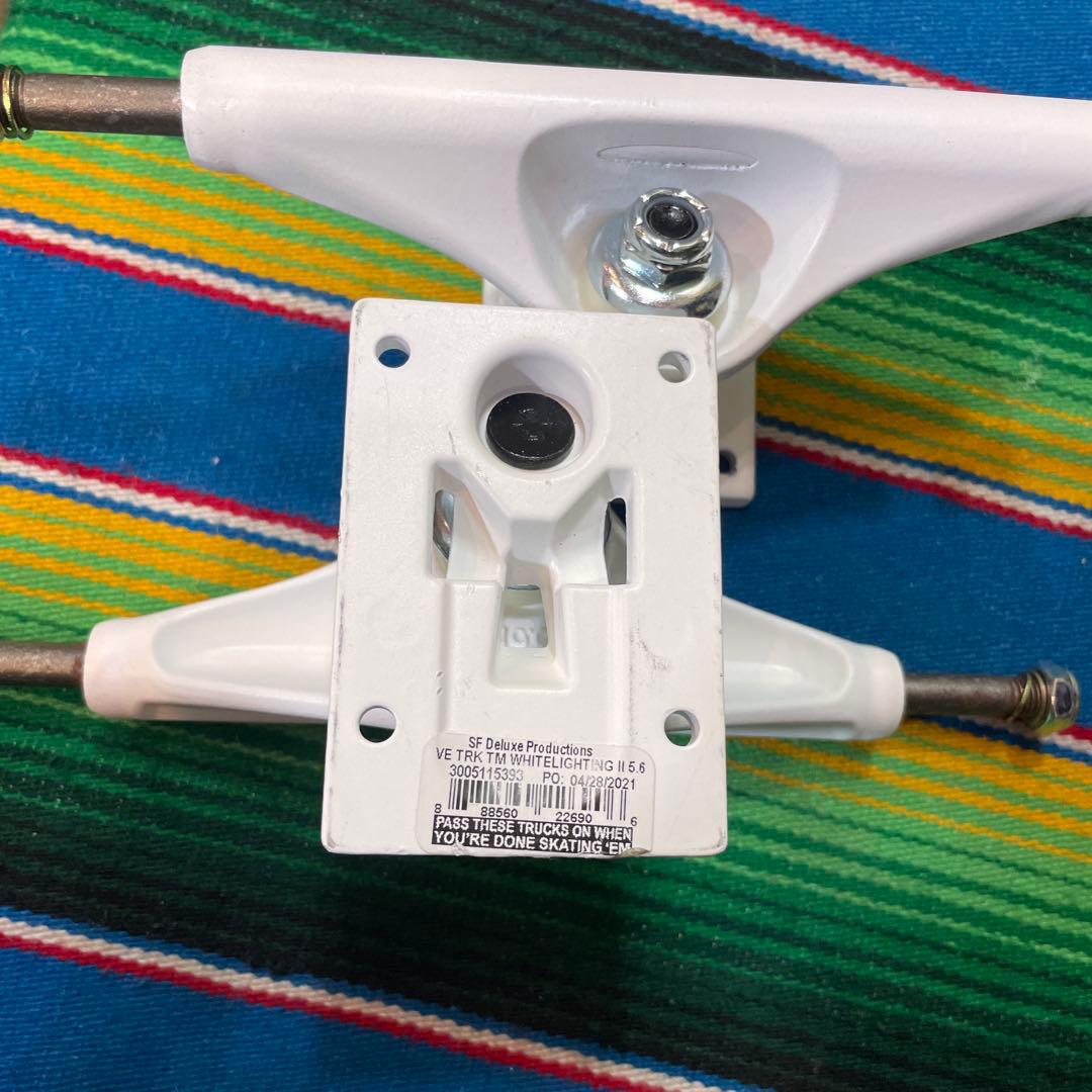 Deluxe Production スケートボードトラック ホワイト5.6