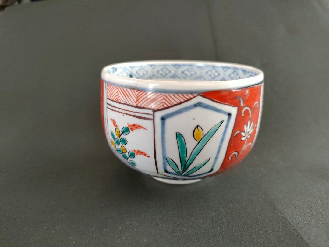 ●【共箱付き】九谷焼 色絵 四季草花文 茶碗 在銘 茶道具 茶器 骨董 美品
