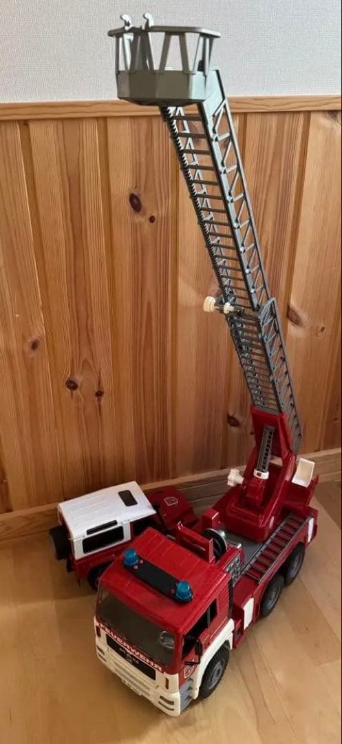Bruder ブルーダー 消防車　ランドローバー　ショベルカー　おまけ付き