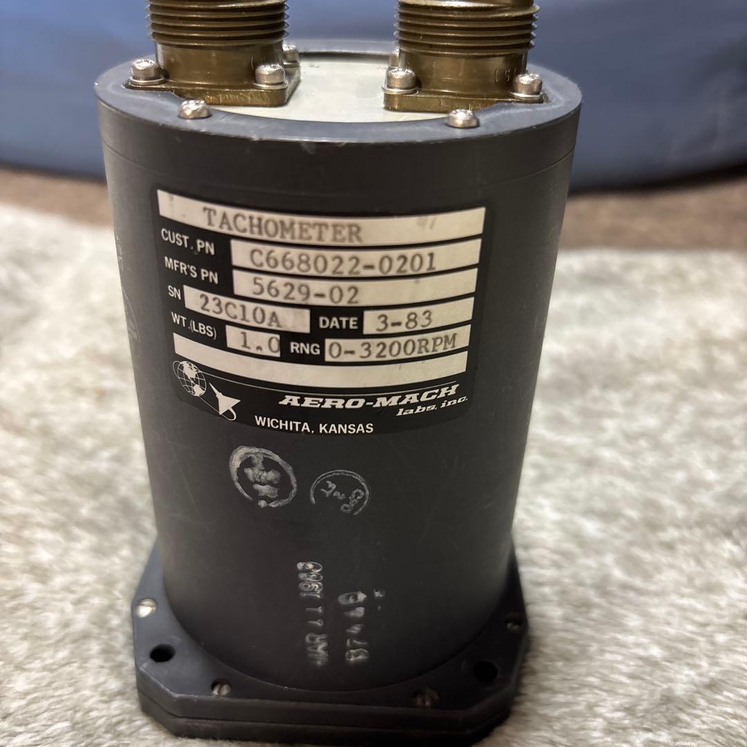 飛行機計器　ビーチクラフト社製　航空機エンジン回転計