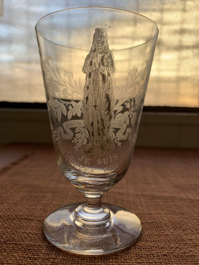 フランスアンティーク　レアなマリア様が美しくカットされた素敵なグラス2個セット！