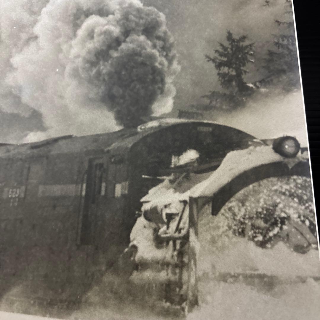 蒸気機関車 雪中走行 モノクロ写真