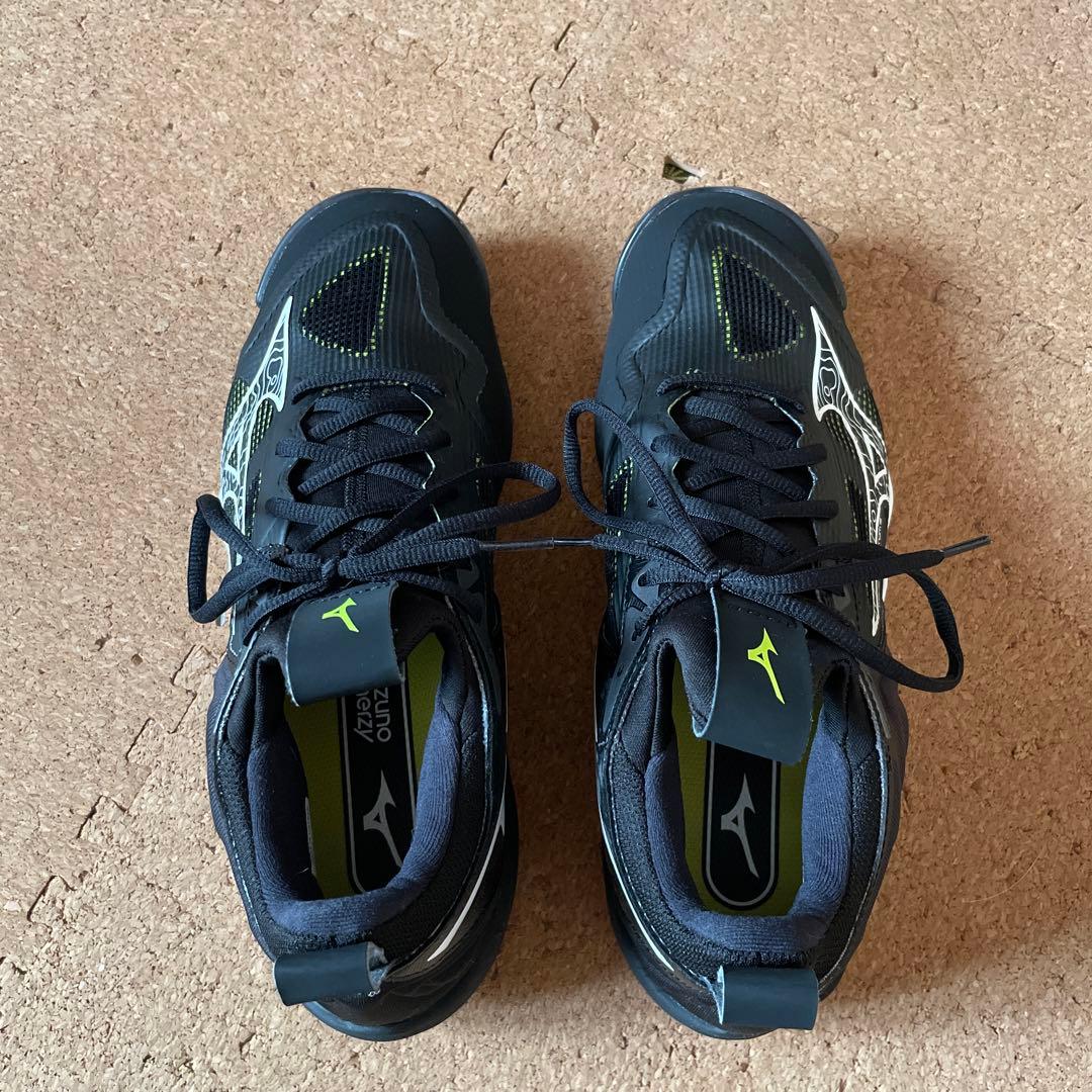 値下げしました　Mizuno ウエーブモーメンタム3 ブラック&ホワイ