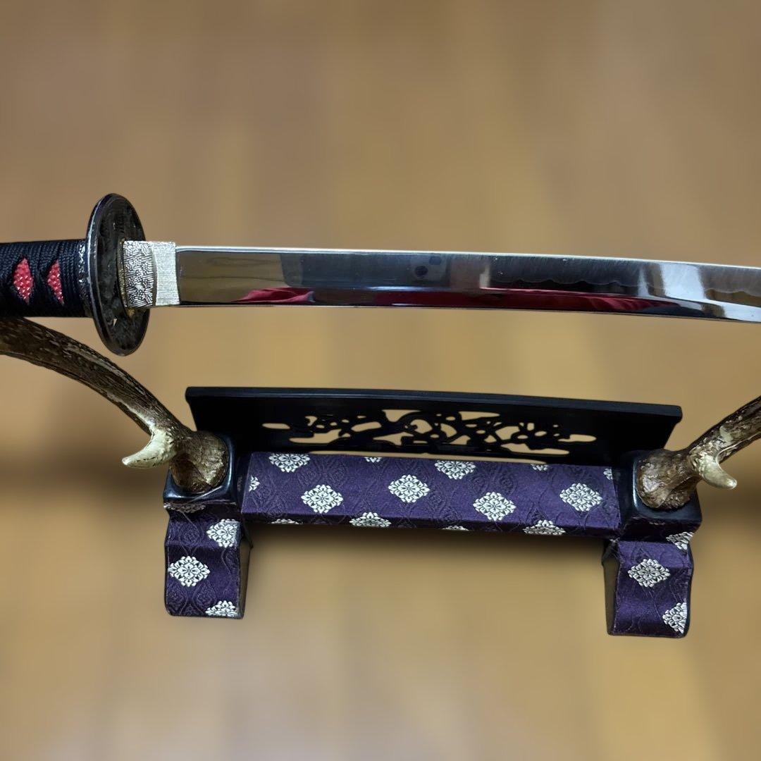 赤い刀 金色の鍔 紫色の台座