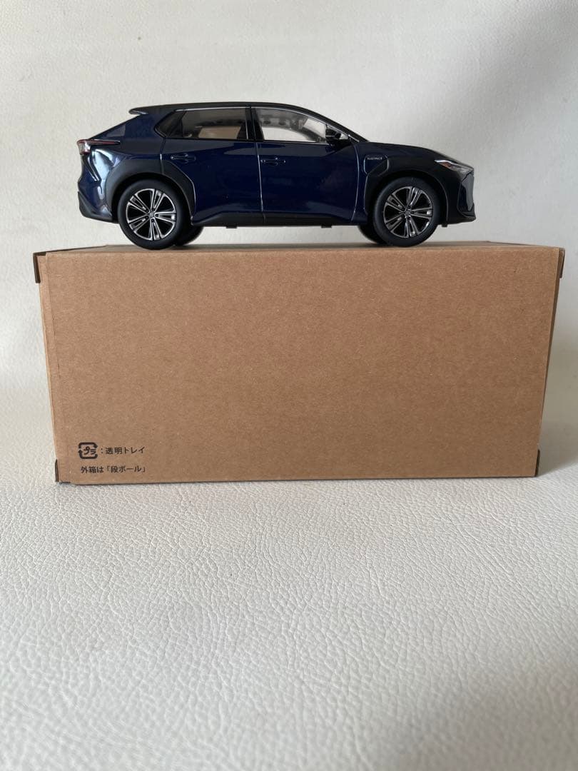 トヨタ bZ4X ⑤ 2MT 202 ブラック × 8S6 ダークブルーマイカ