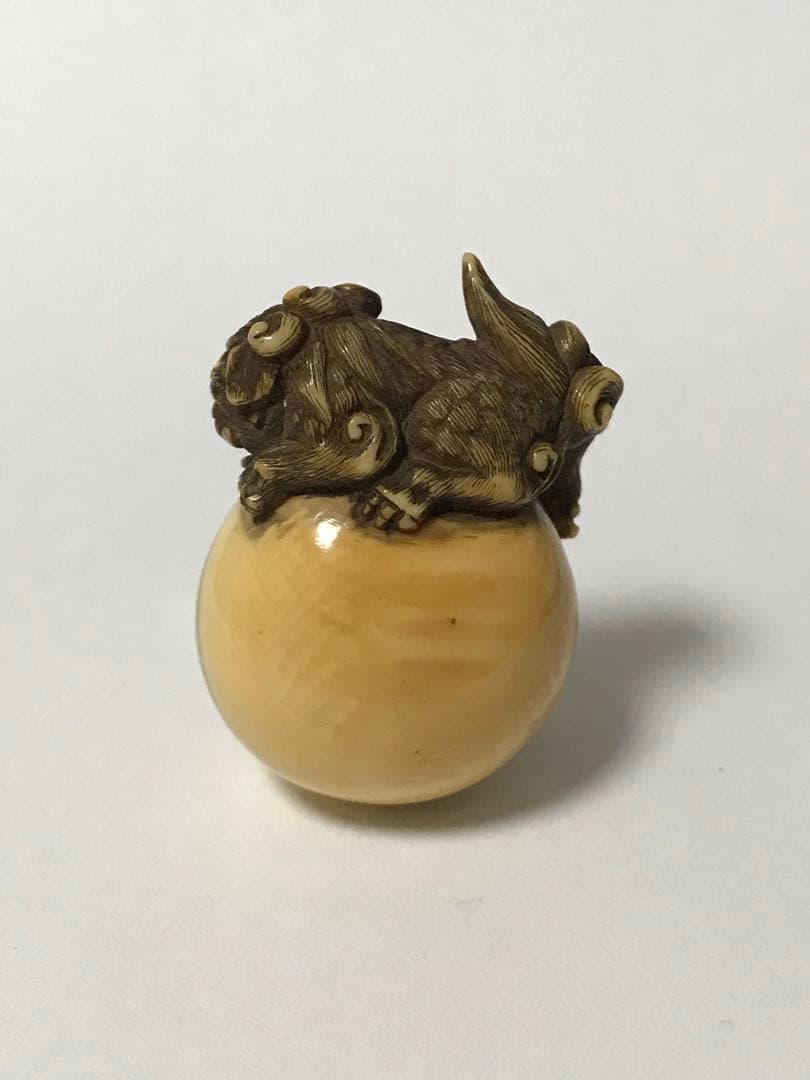 根付　江戸時代　玉獅子