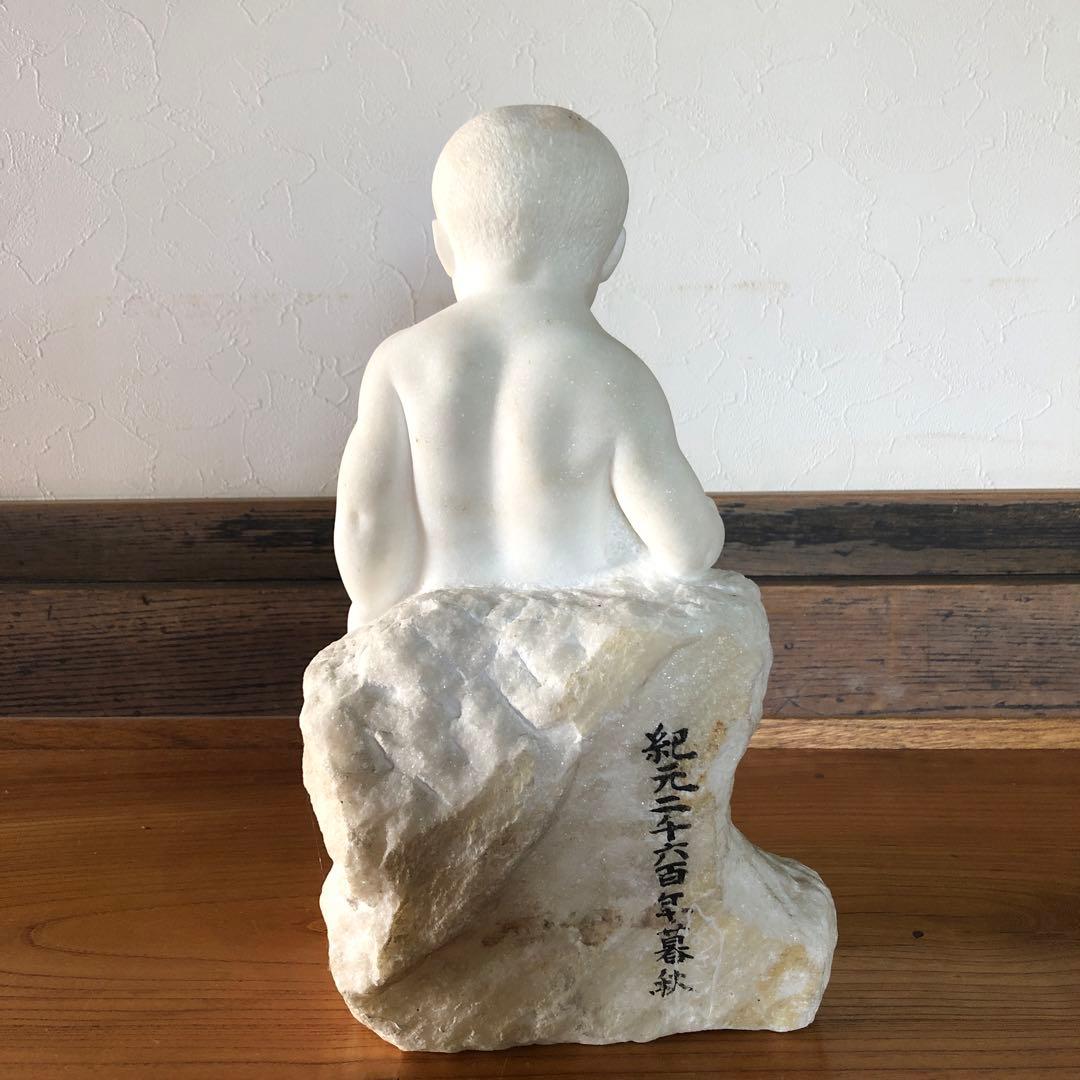 蔵の中にあった大理石の男児像