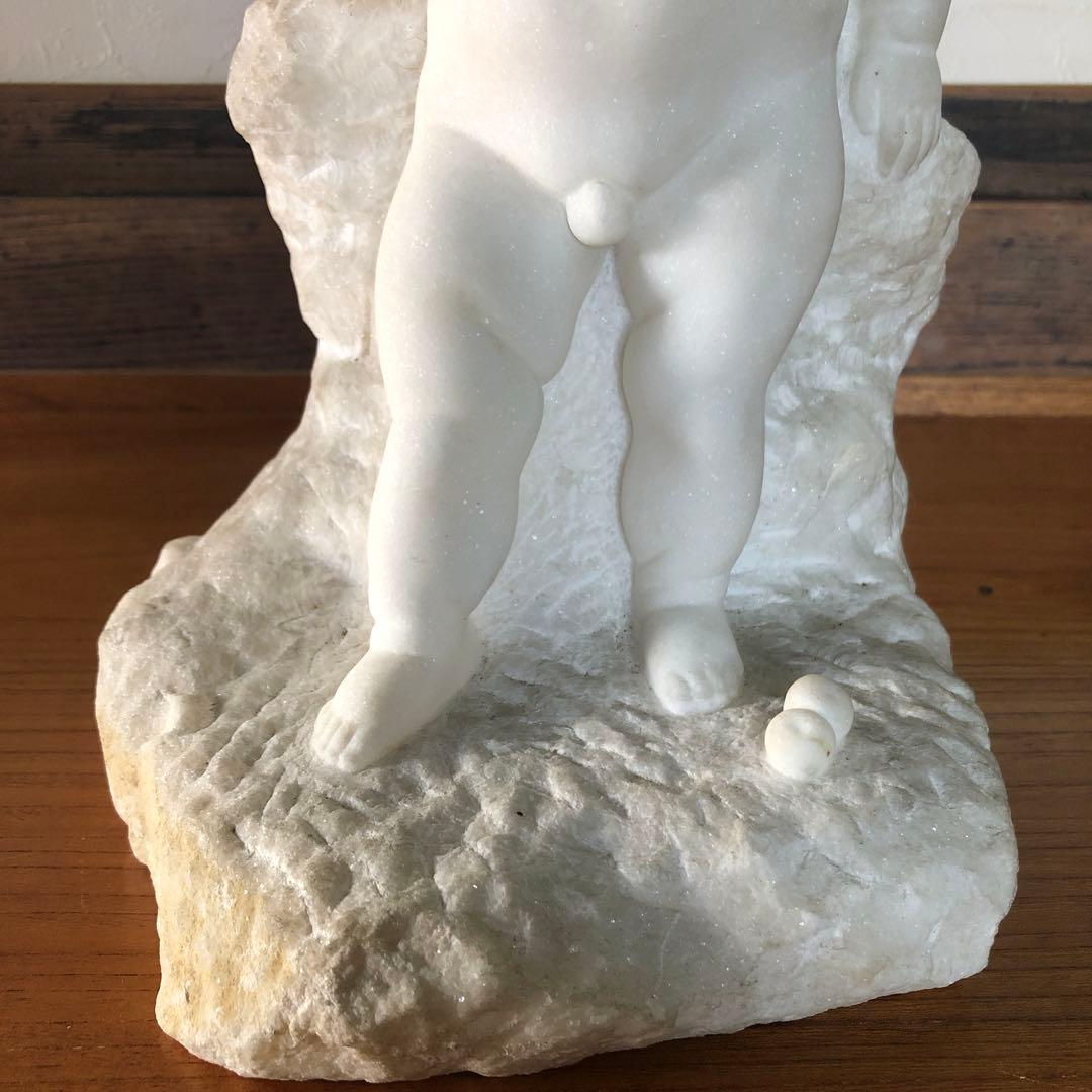 蔵の中にあった大理石の男児像