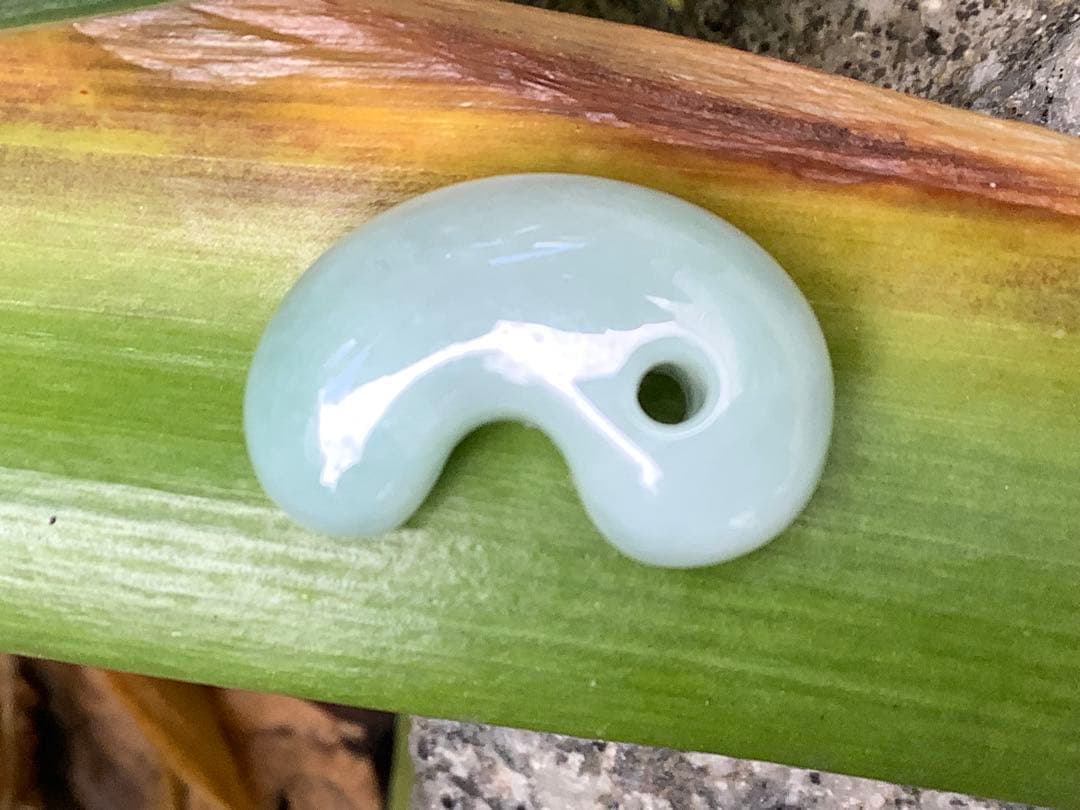 ✳本物の守護石をお身近に‼️ 出雲型糸魚川翡翠勾玉50万円以上の端材使用　鑑別書付