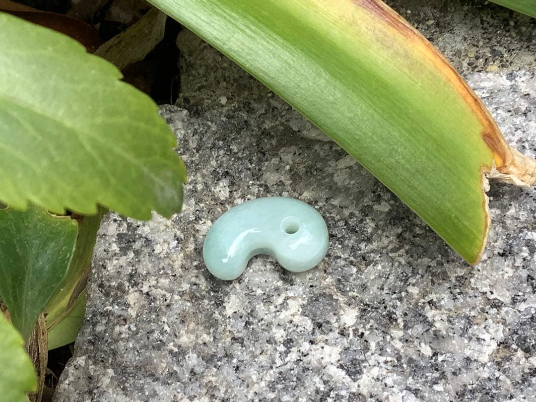 ✳本物の守護石をお身近に‼️ 出雲型糸魚川翡翠勾玉50万円以上の端材使用　鑑別書付