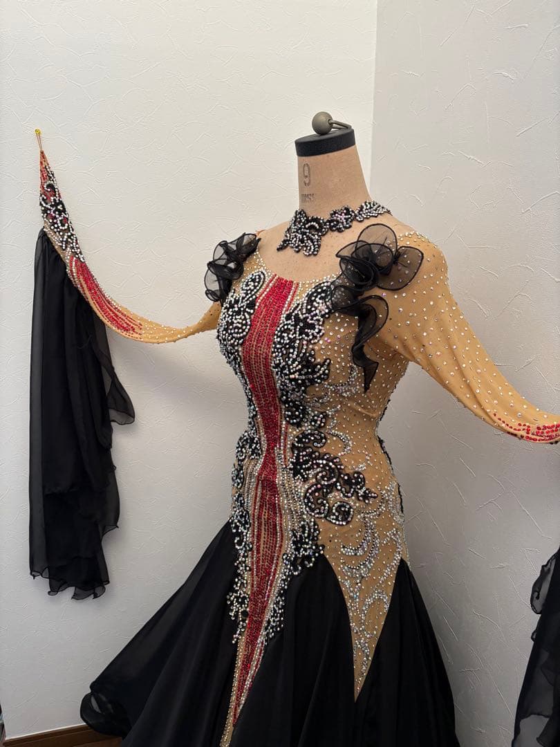 社交ダンス　タカダンスドレス 黒と赤色