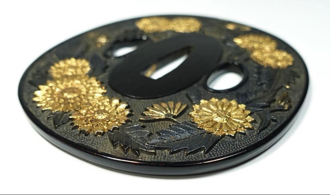 超大型美濃鐔！　10cm超　赤銅魚子地　長丸形菊花図鐔　無銘　高肉彫　寒山箱書